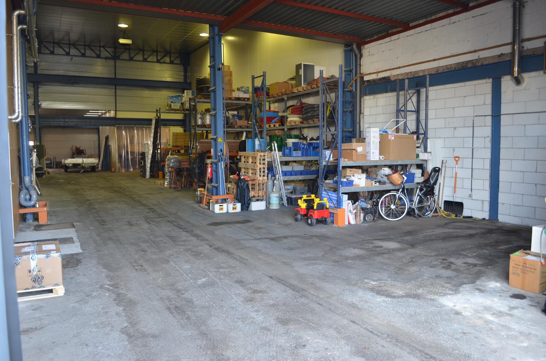 Magazijn (+/- 650m²), nieuwbouw duplex loft en bureau op 921m² goed gelegen te Maldegem 