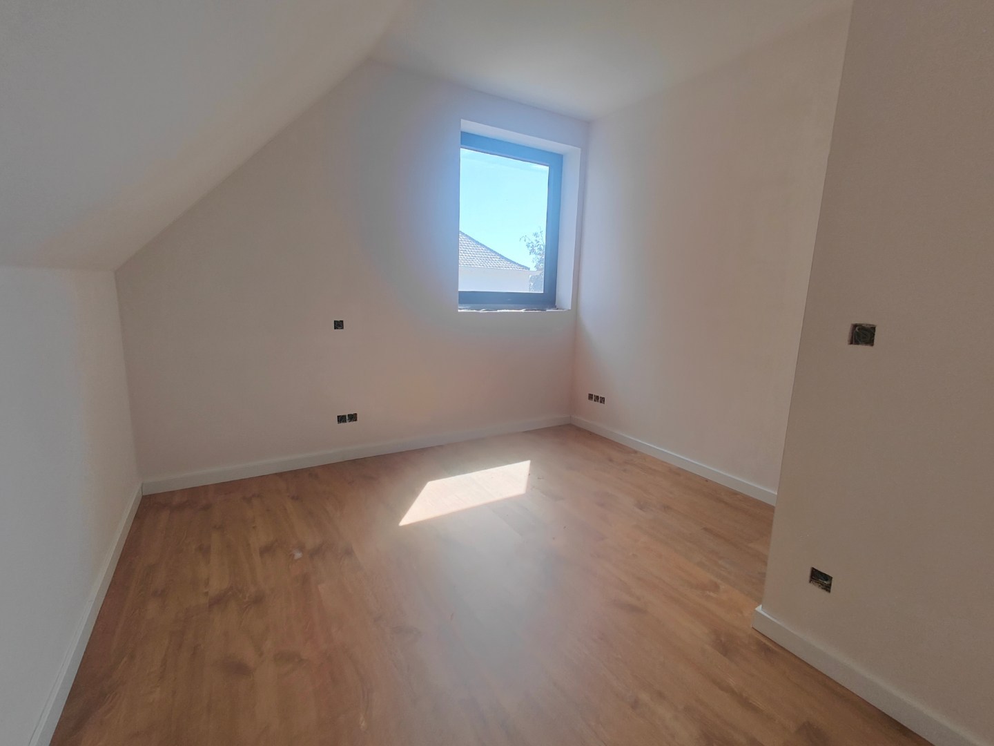 Afgewerkte woning met 3 slaapkamers &amp; ruim zonnig terras + autostaanplaats en berging 