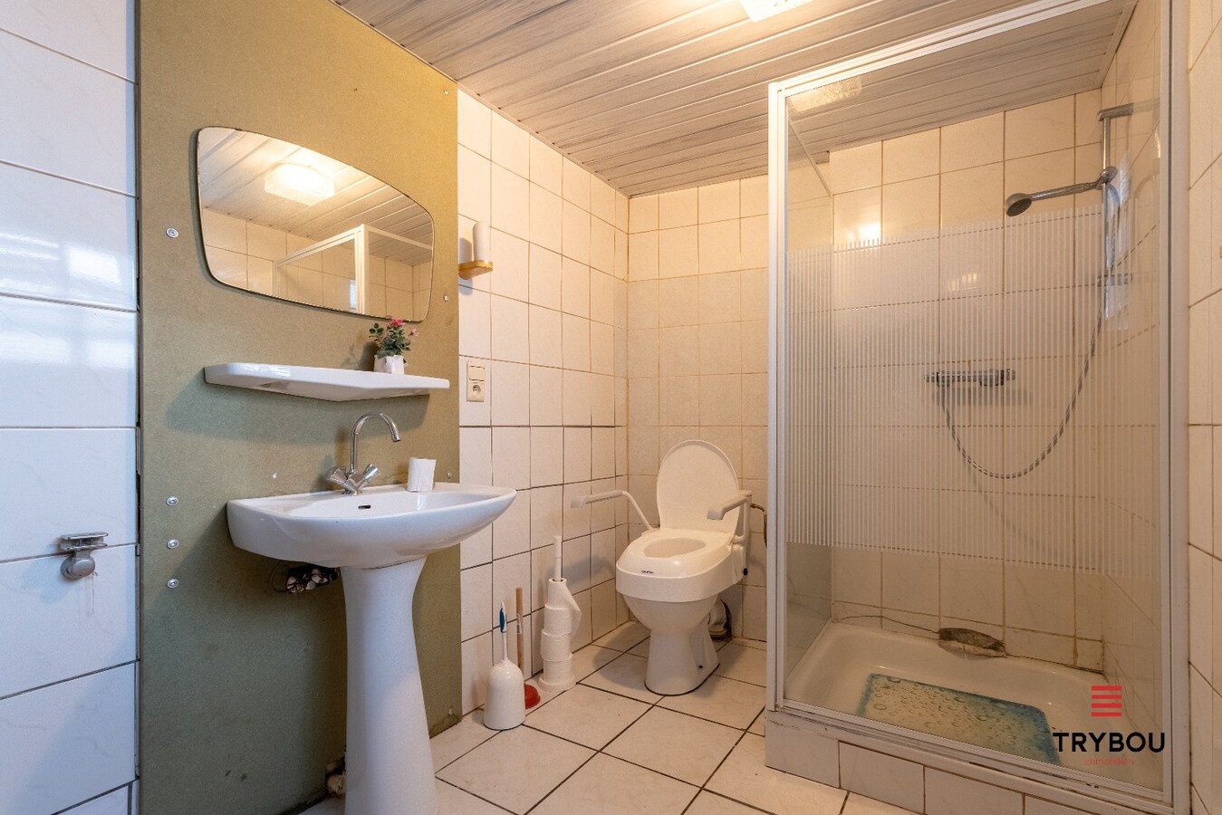 Te renoveren woning met garage en diepe tuin 