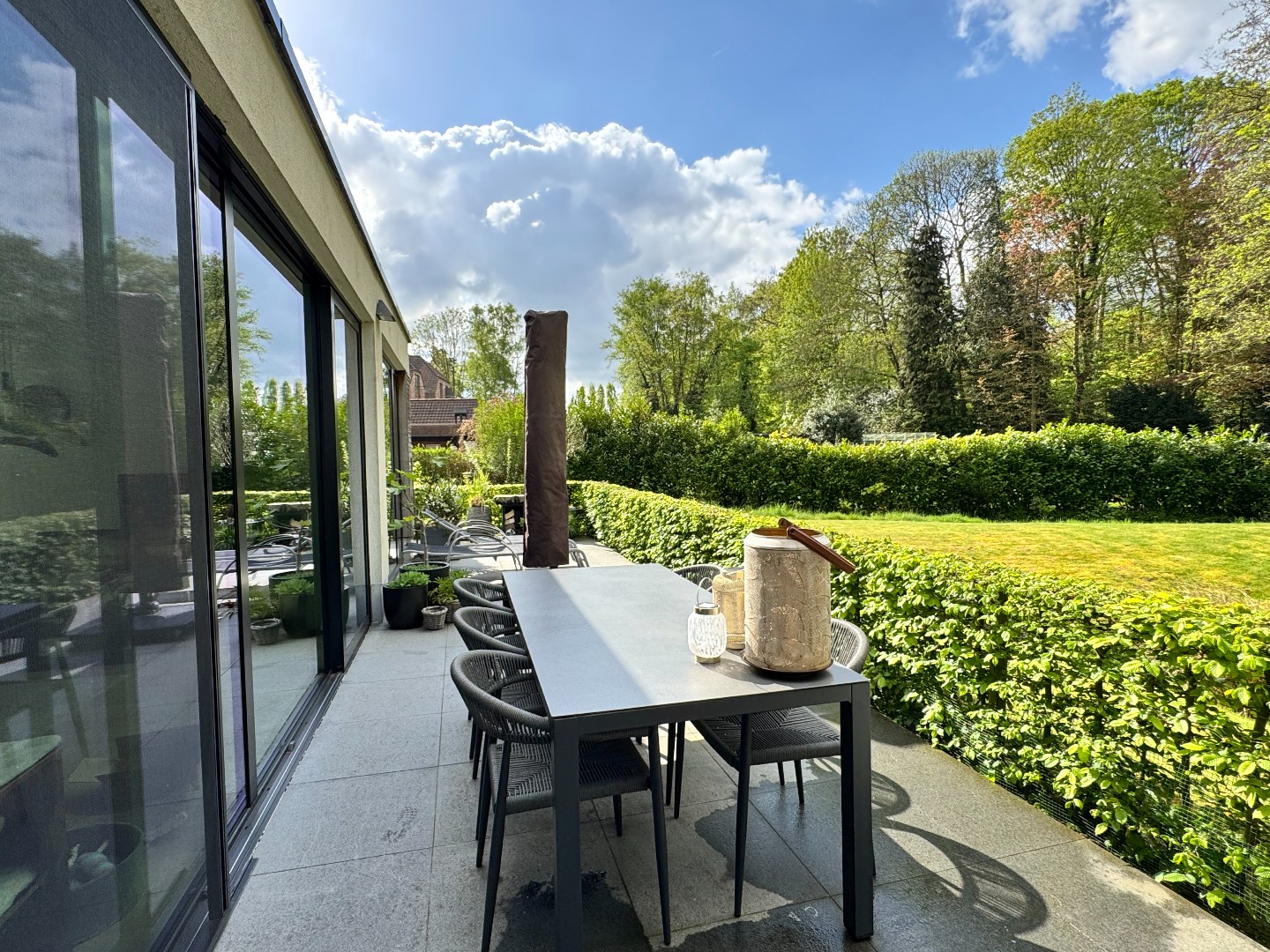 Prachtig zonnig en energievriendelijk appartement op het gelijkvloers met dubbele garage. 