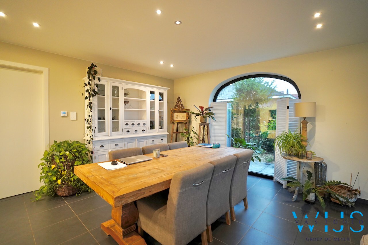 Gelijkvloers appartement met tuin en garage te OOSTEEKLO ! 