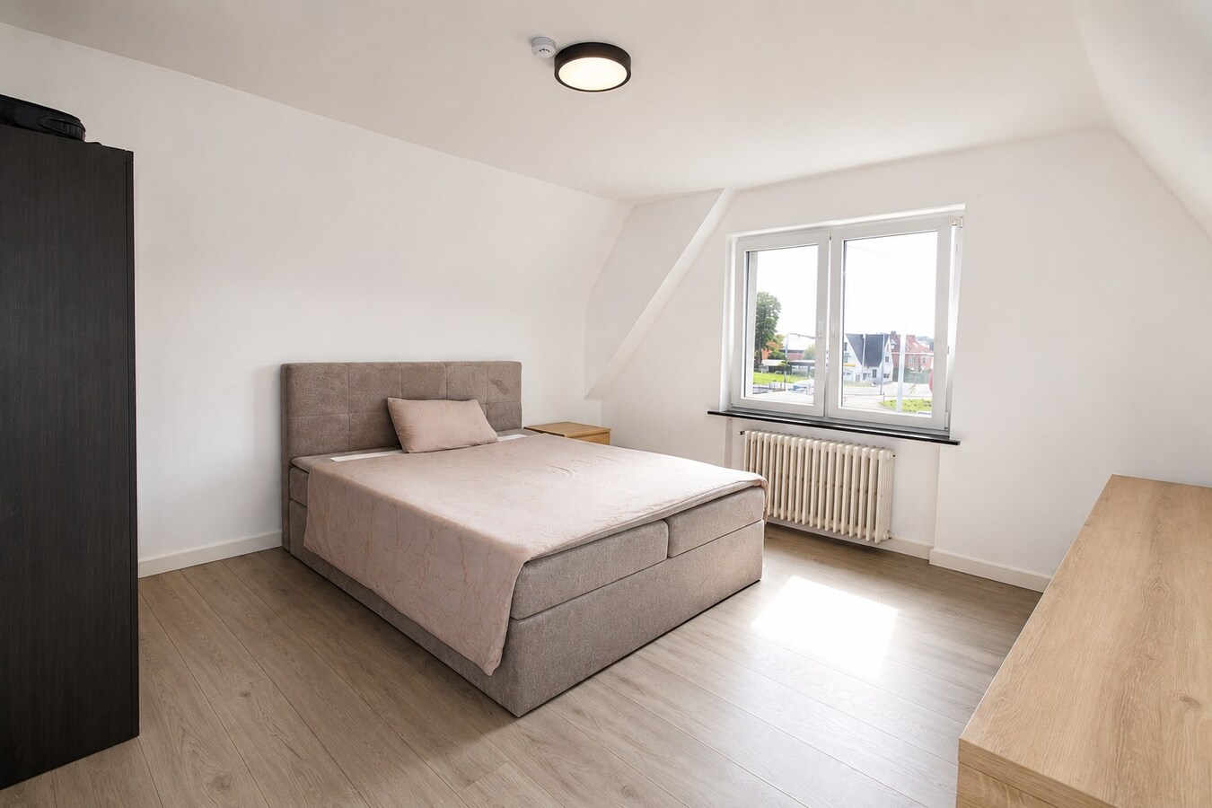 Exclusieve instapklare villa met buitenzwembad, uitzonderlijke leefruimte en 6 slaapkamers op topligging in Sint-Niklaas 