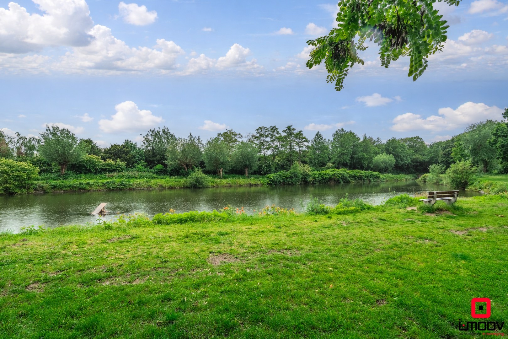 Karaktervolle voormalige apotheekwoning met groene tuin aan het water nabij UZ Gent 