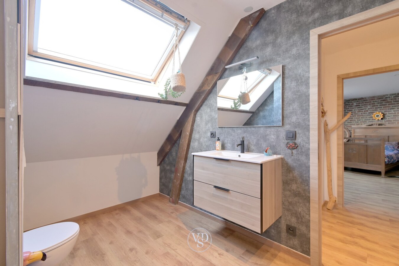 Exceptioneel ruim appartement in centrum Gavere. 