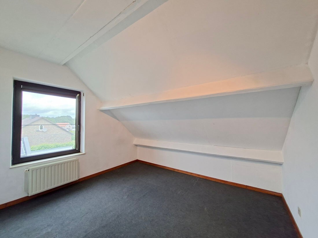 Ruim 3 slaapkamer duplex appartement te Lanaken 