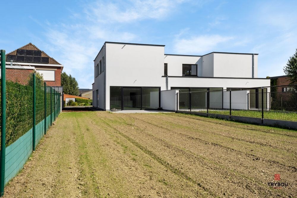Moderne halfopen nieuwbouwwoning met 3 slaapkamers 
