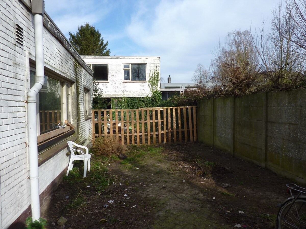 Voormalige winkel/dierenartspraktijk en woning gelegen op een kavel van 865 m2 aan de Sniederslaan 76-78 te Bladel. 