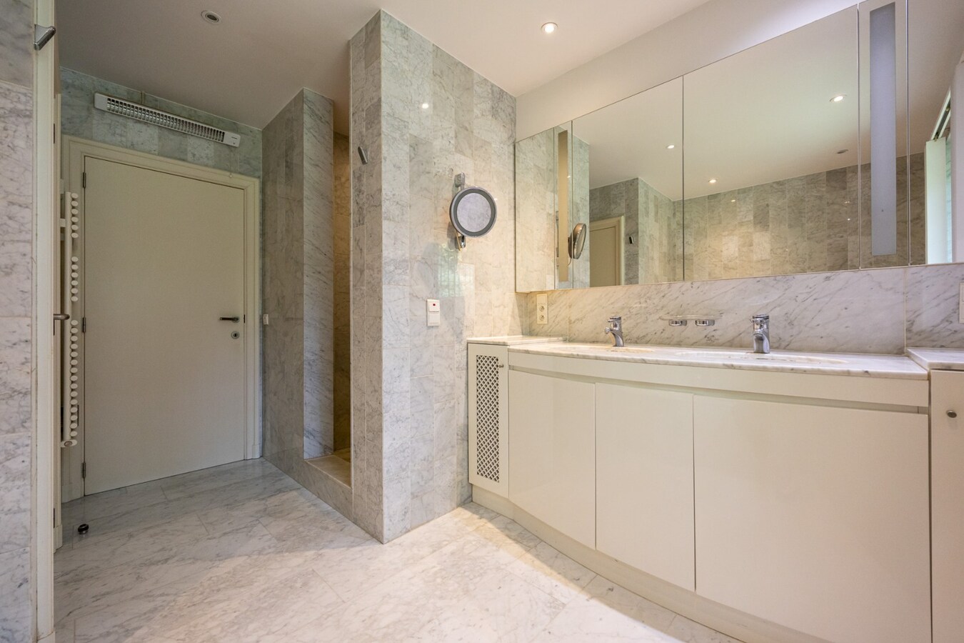 Exclusieve villa met gelijkvloerse master suite, prachtige tuin en uitzonderlijk wooncomfort 