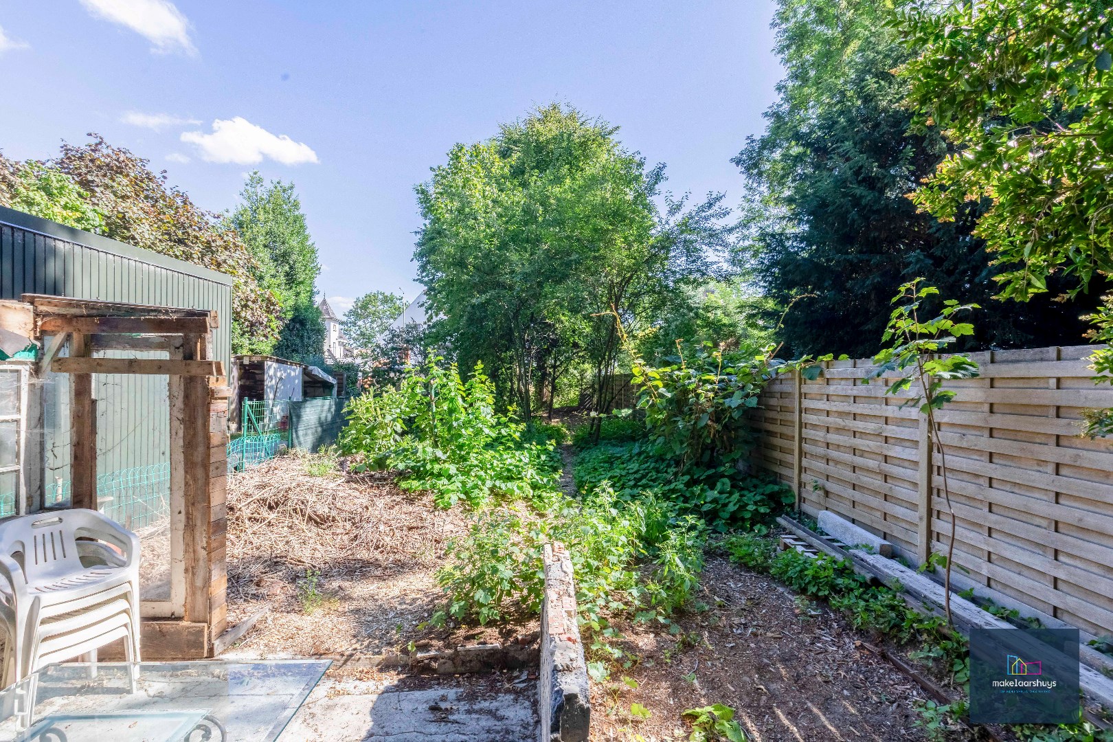 VERKOCHT !!! Residentieel gelegen  te renoveren halfopen bebouwing met tuin 