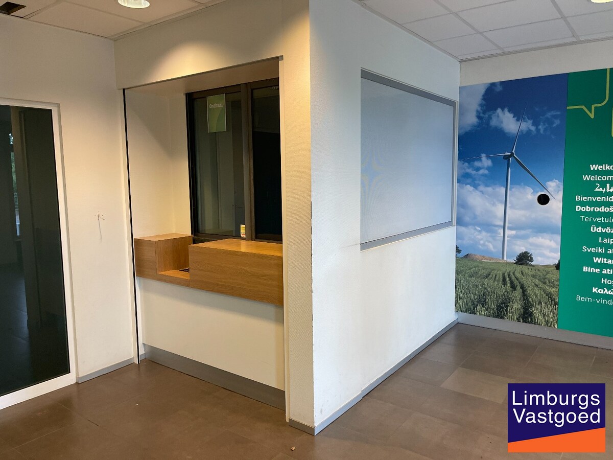 Kantoorgebouw 482m² op 3a85ca met tuin en garage op commerciële topligging 