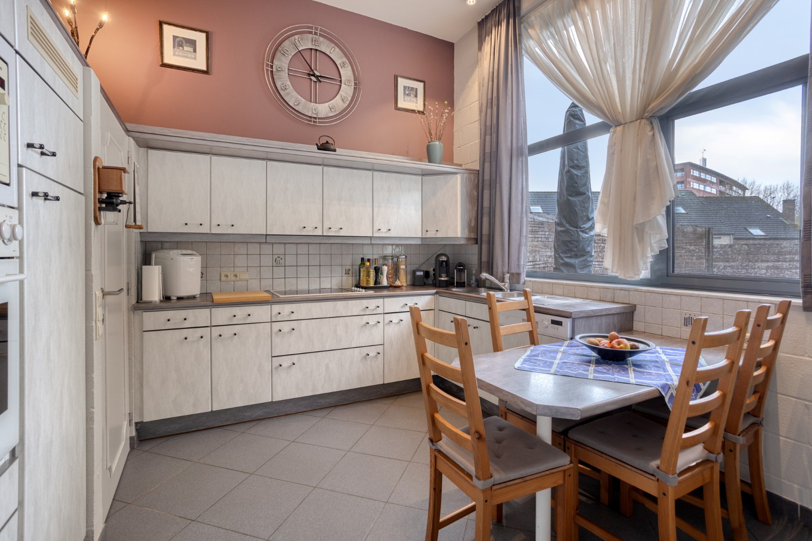 Instapklare halfopen bebouwing met 3 slaapkamers, tuin, terras en 2 carports in Kessel-Lo! – EPC 166 kWh/m² - bewoonbare opp. 146 m² 