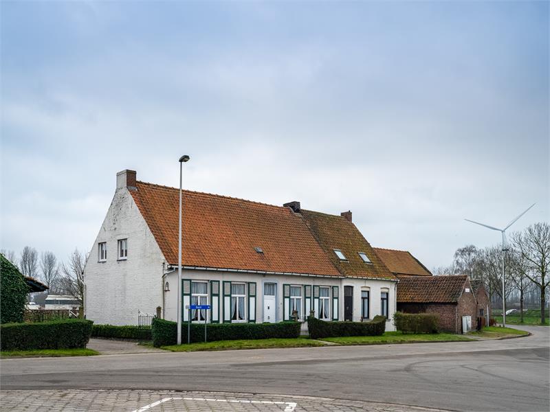 Ruime hoeve met grote schuur en veel potentieel. 