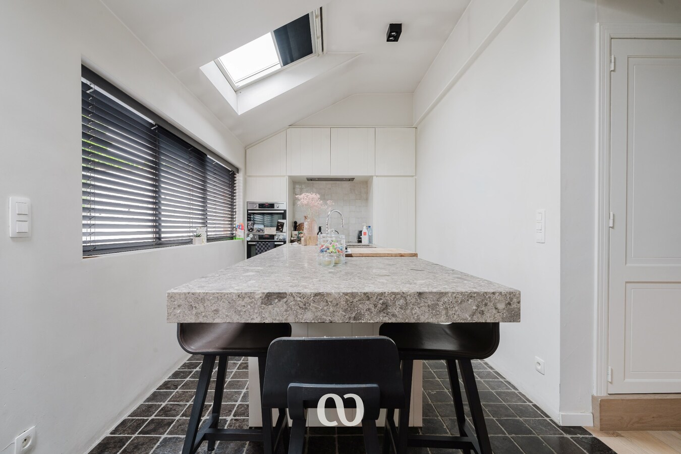Instapklare woning met tuin en bijgebouw in het centrum van Kruishoutem 