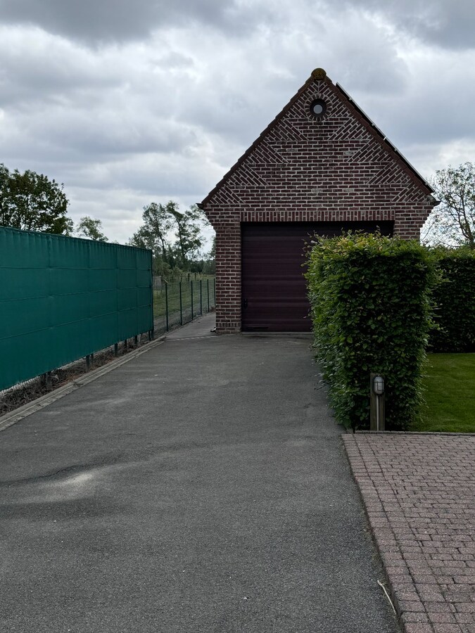 Alleenstaande woning met 4 slaapkamers en garage te Kortemark 