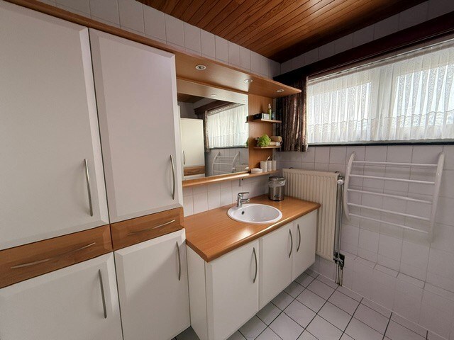 Halfopen woning met 3 slaapkamers, inpandige garage en mooie tuin in Kleine Brogel. 