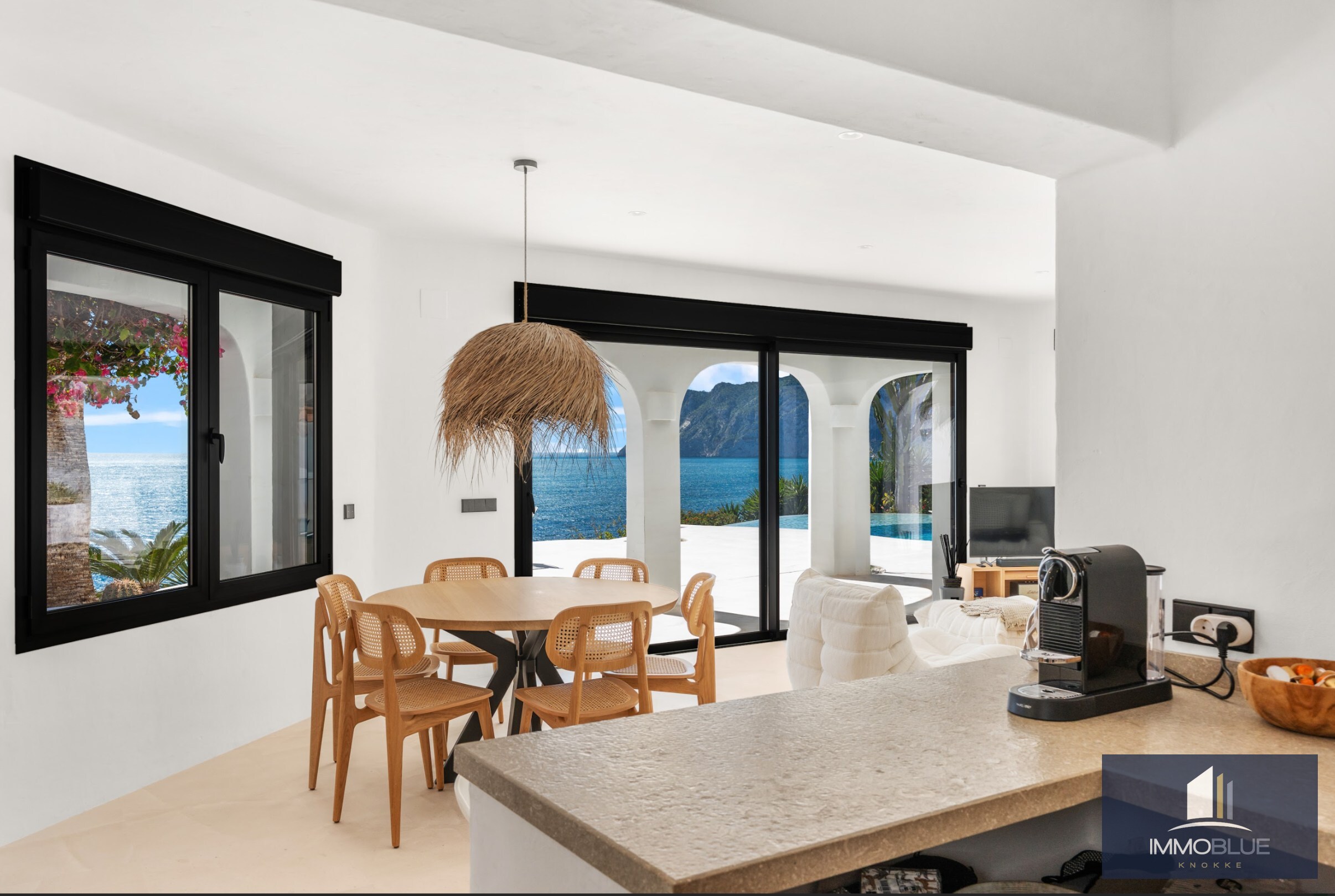 Villa méditerranéenne moderne avec vue mer spectaculaire 