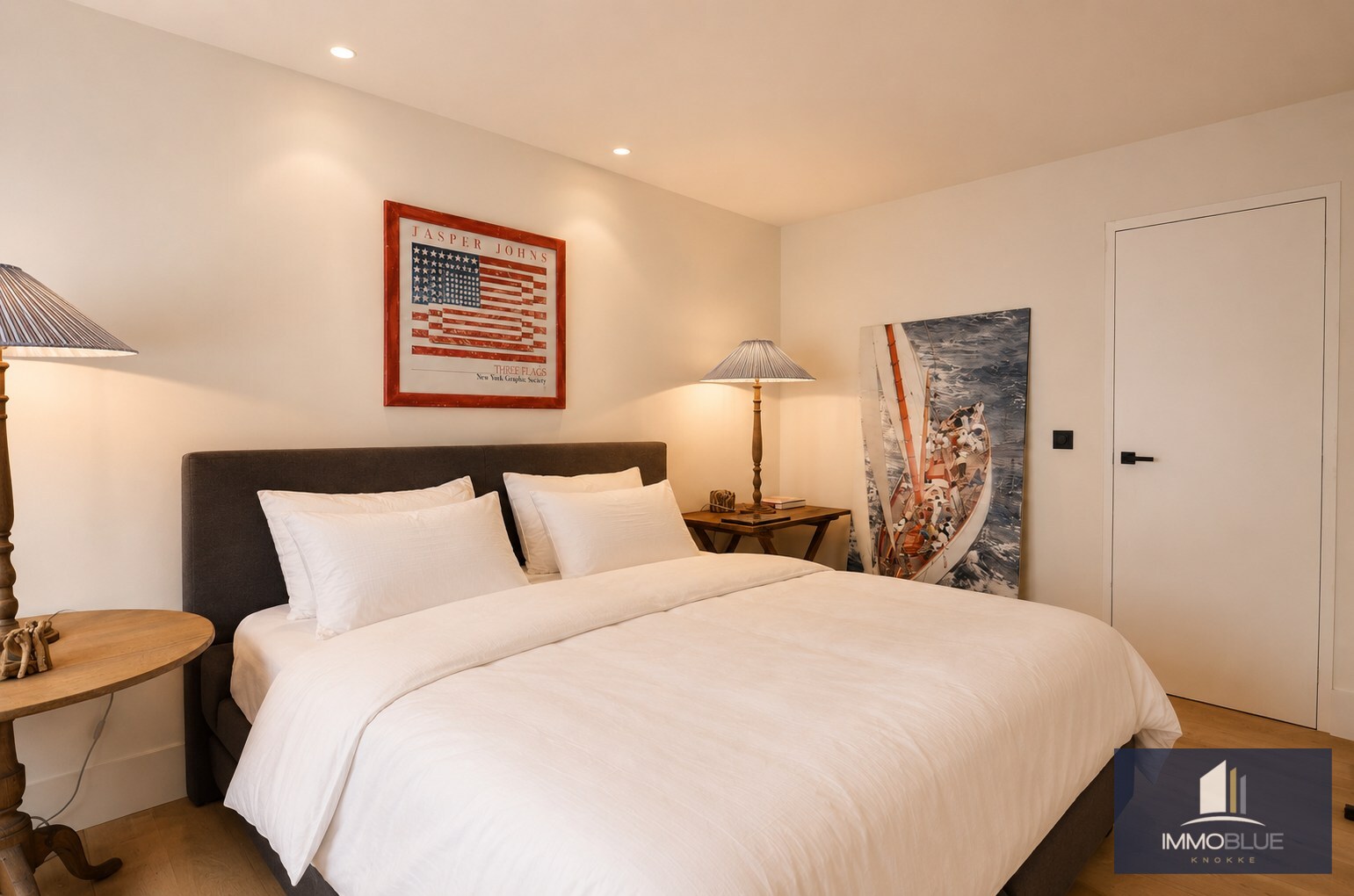 Stijlvol hoekappartement met tijdloze elegantie en een open zicht op de Kustlaan. 
