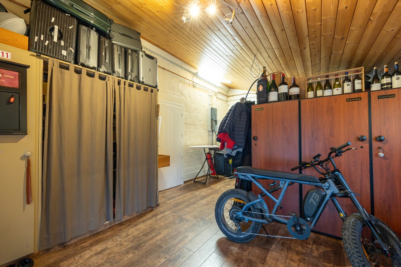 Charmante en ruime woning met zwembad en bijgebouw op toplocatie 