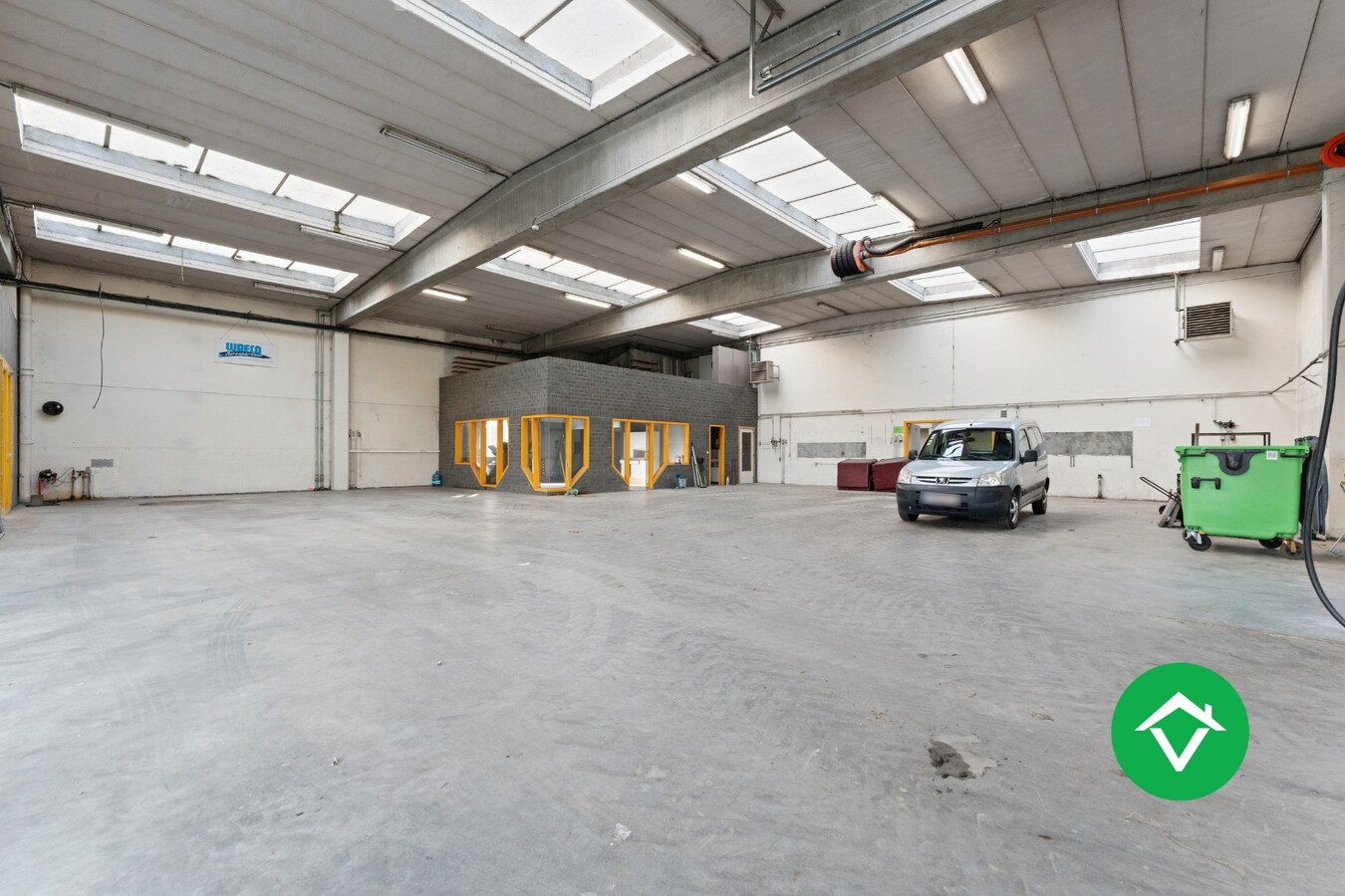 Bedrijfsgebouw met woonst te Ichtegem 