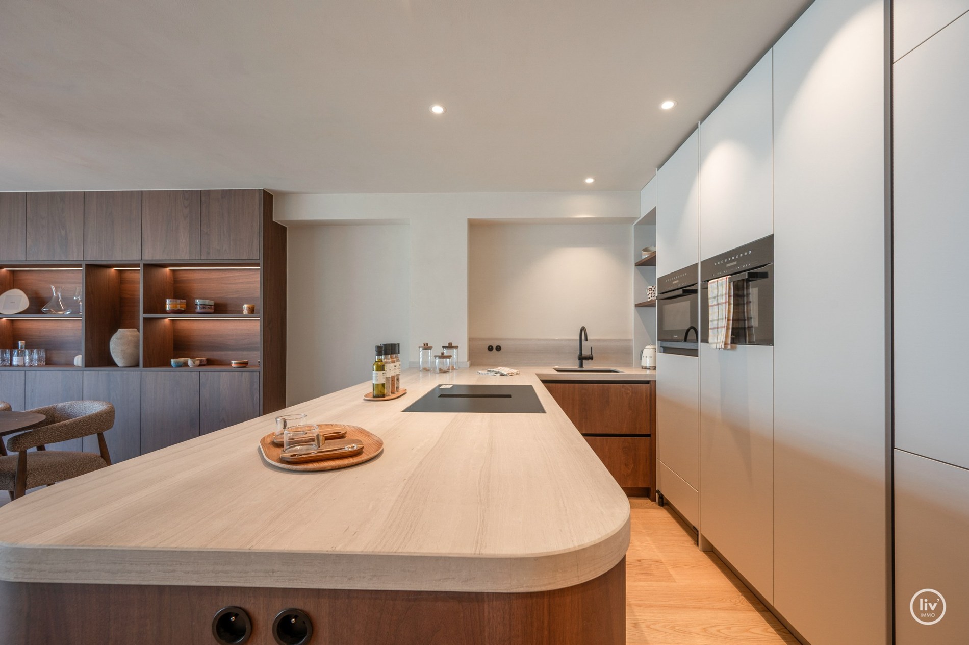 Projet de rénovation luxueux comprenant 3 chambres, situé sur l'avenue Dumortier (largeur de façade de 7 mètres). 