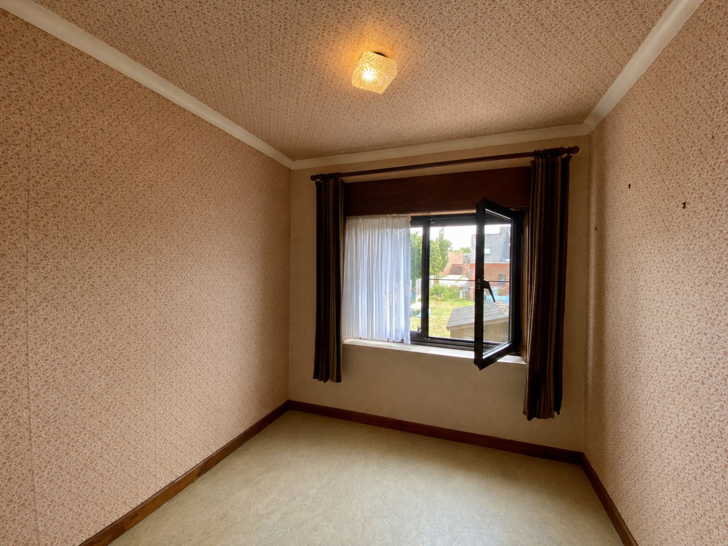 Zeer goed gelegen te renoveren gezinswoning met tuin en garage op 245 m²! 