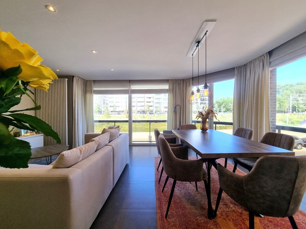 Aangenaam, zeer lichtrijk hoekappartement met open zichten - Heist 