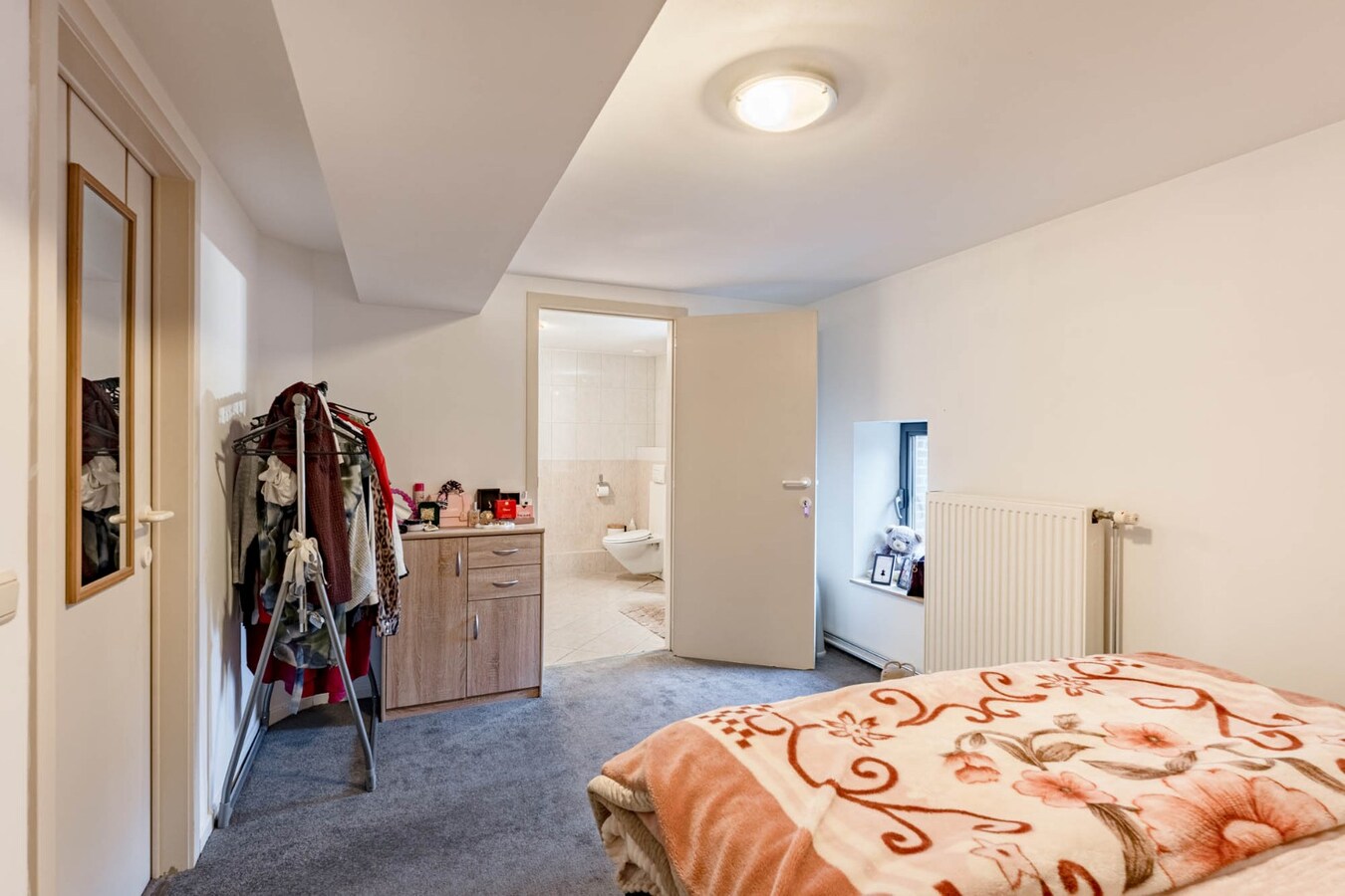 Comfortabel appartement op de 2de verdieping van een kleinschalige residentie op een steenworp van de historische markt! 