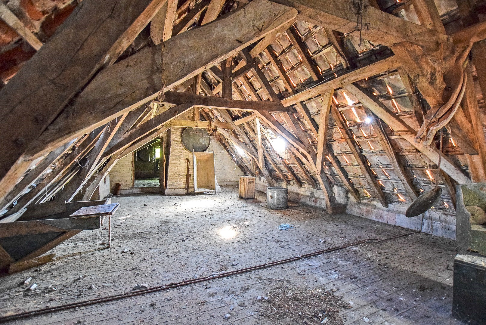 Te renoveren hoeve met veel potentieel in Alveringem. 