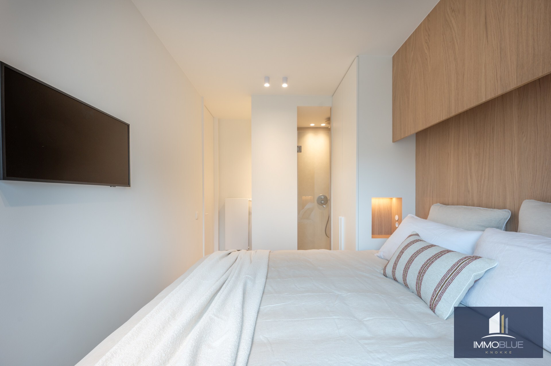 Stijlvol volledig gerenoveerd appartement gelegen nabij het Rubensplein . 