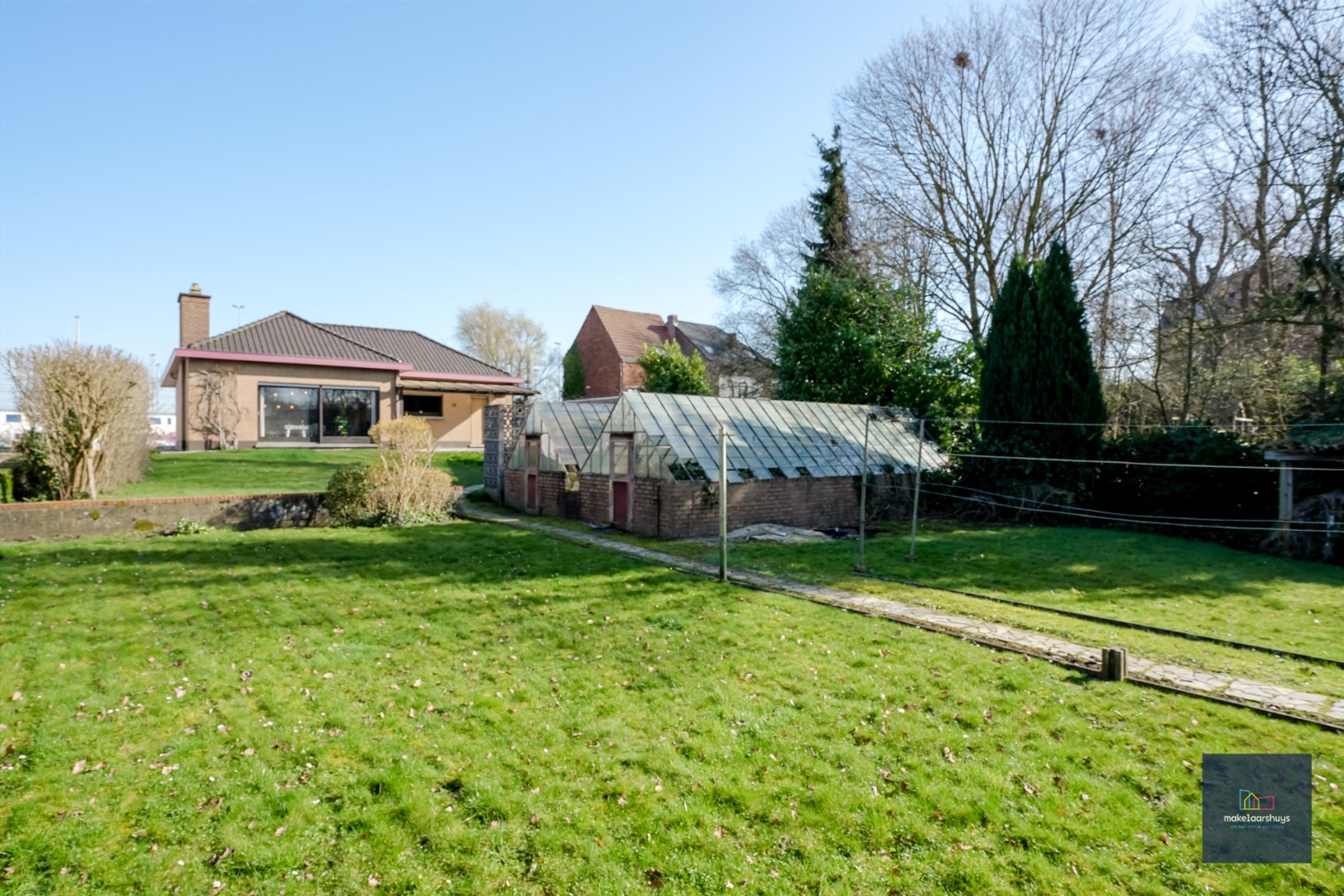 Ruime bungalow met garage op 1980m² grond 