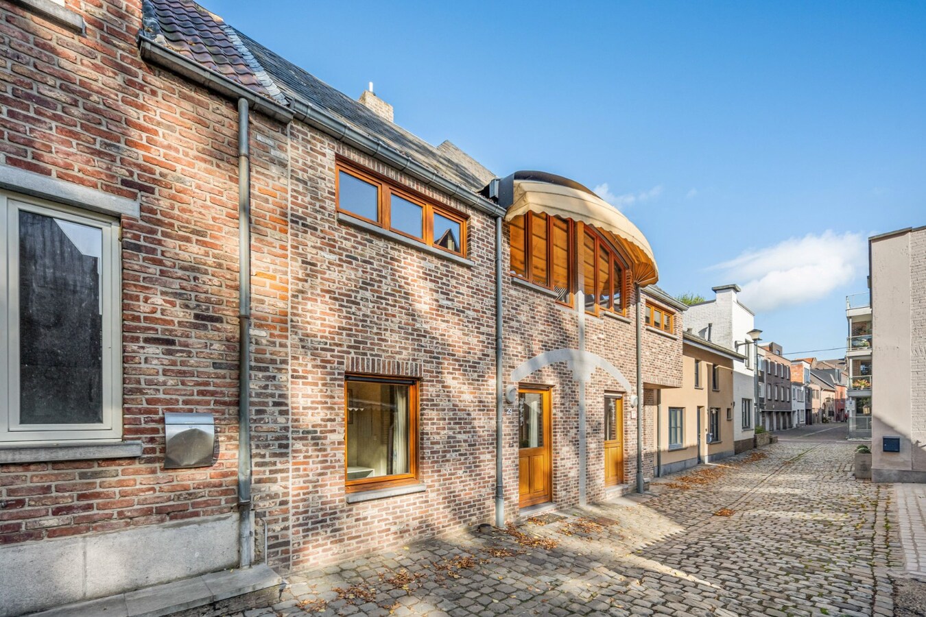 Ruime stadswoning in het centrum van Maaseik in een verkeersarme, doodlopende straat! 