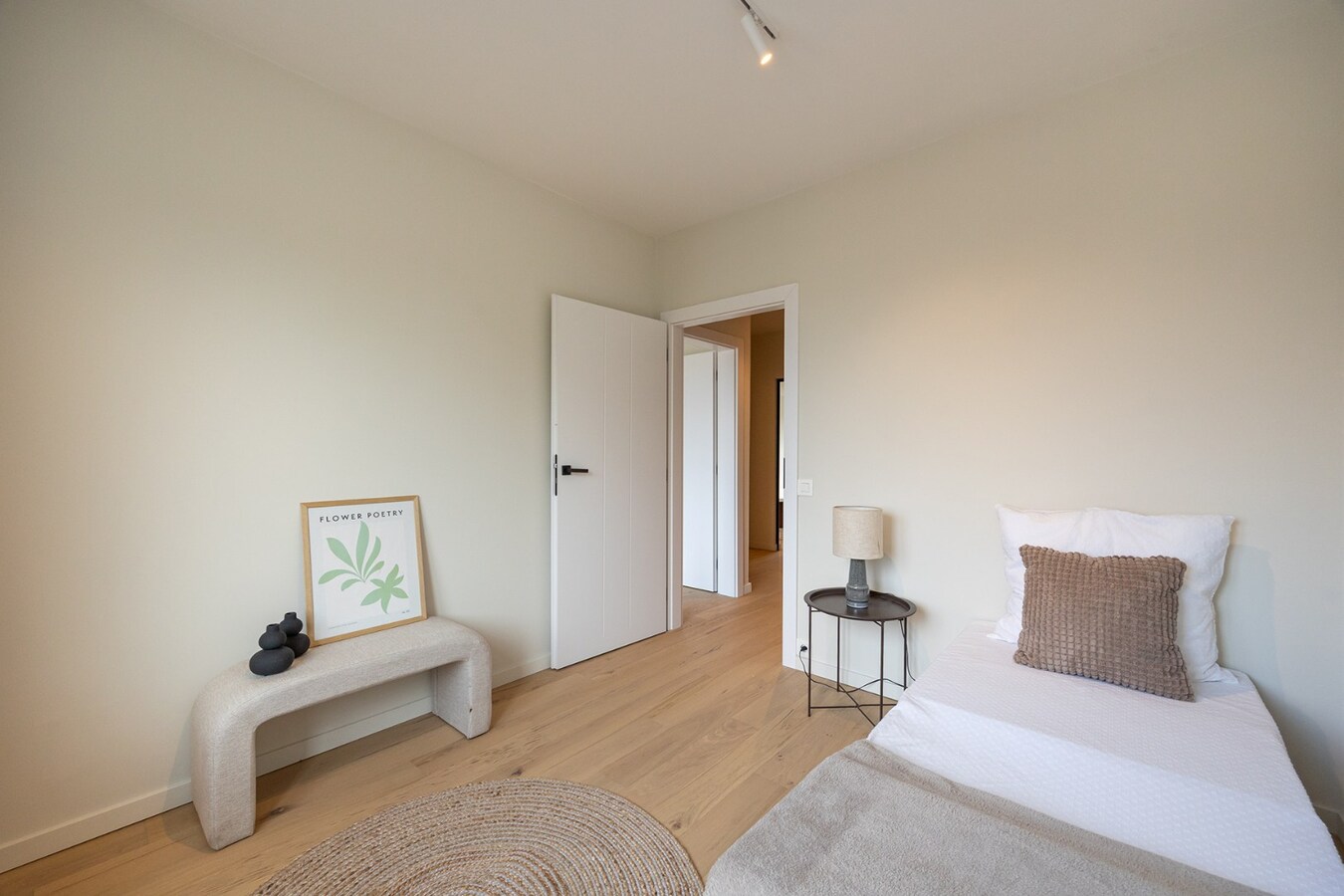 Gerenoveerd appt. met 2 slpk en terras te Wilrijk! 