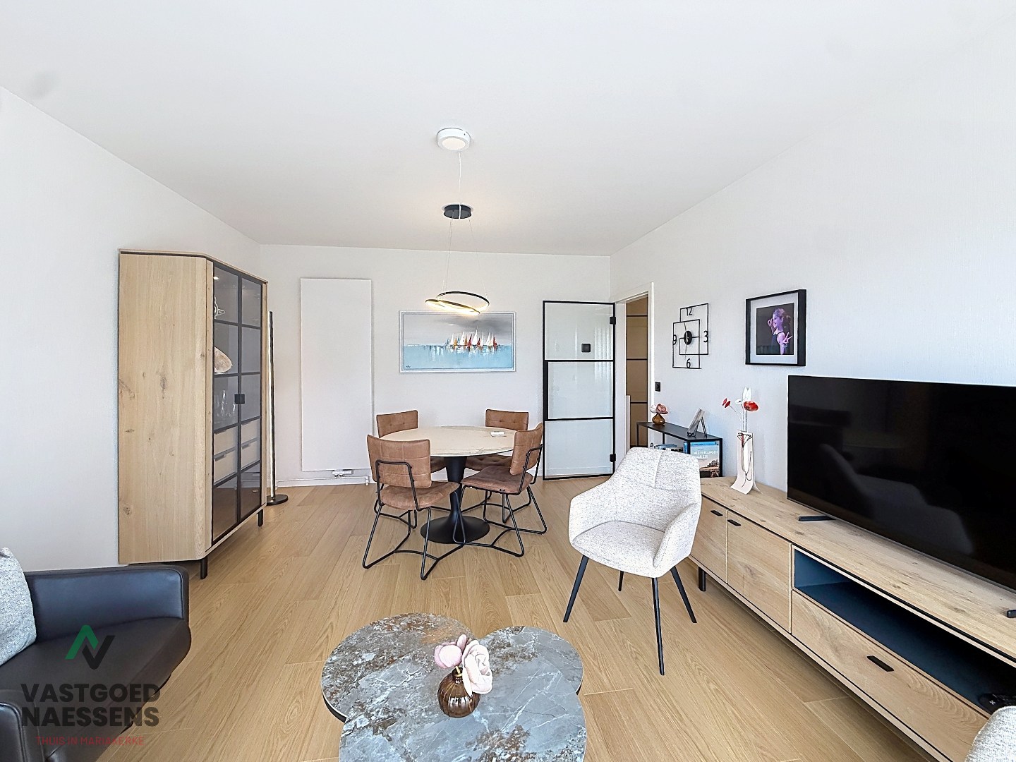 Nouvel appartement rénové d'une chambre avec vue latérale sur la mer. 