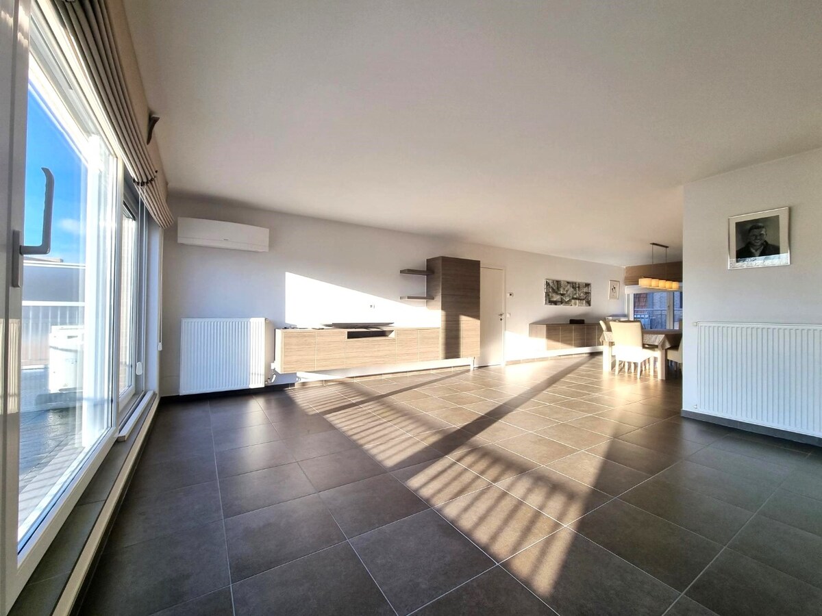 Zeer ruim, breed en lichtrijk woonappartement met groot zongericht terras 