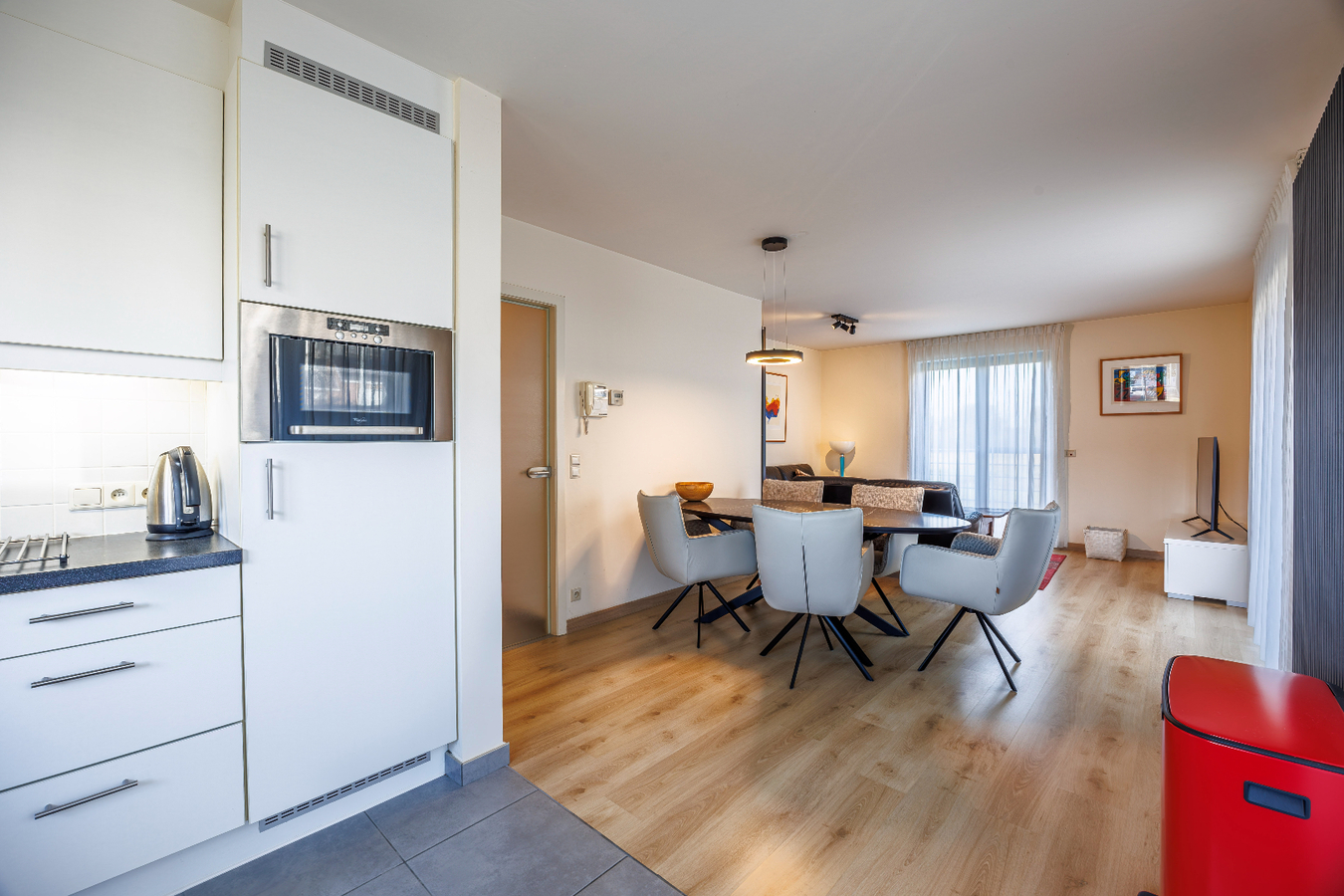 Gelijkvloers appartement met uitzonderlijk zonnig terras en zicht op natuurgebied, op een boogscheut van de zeedijk te Heist. 