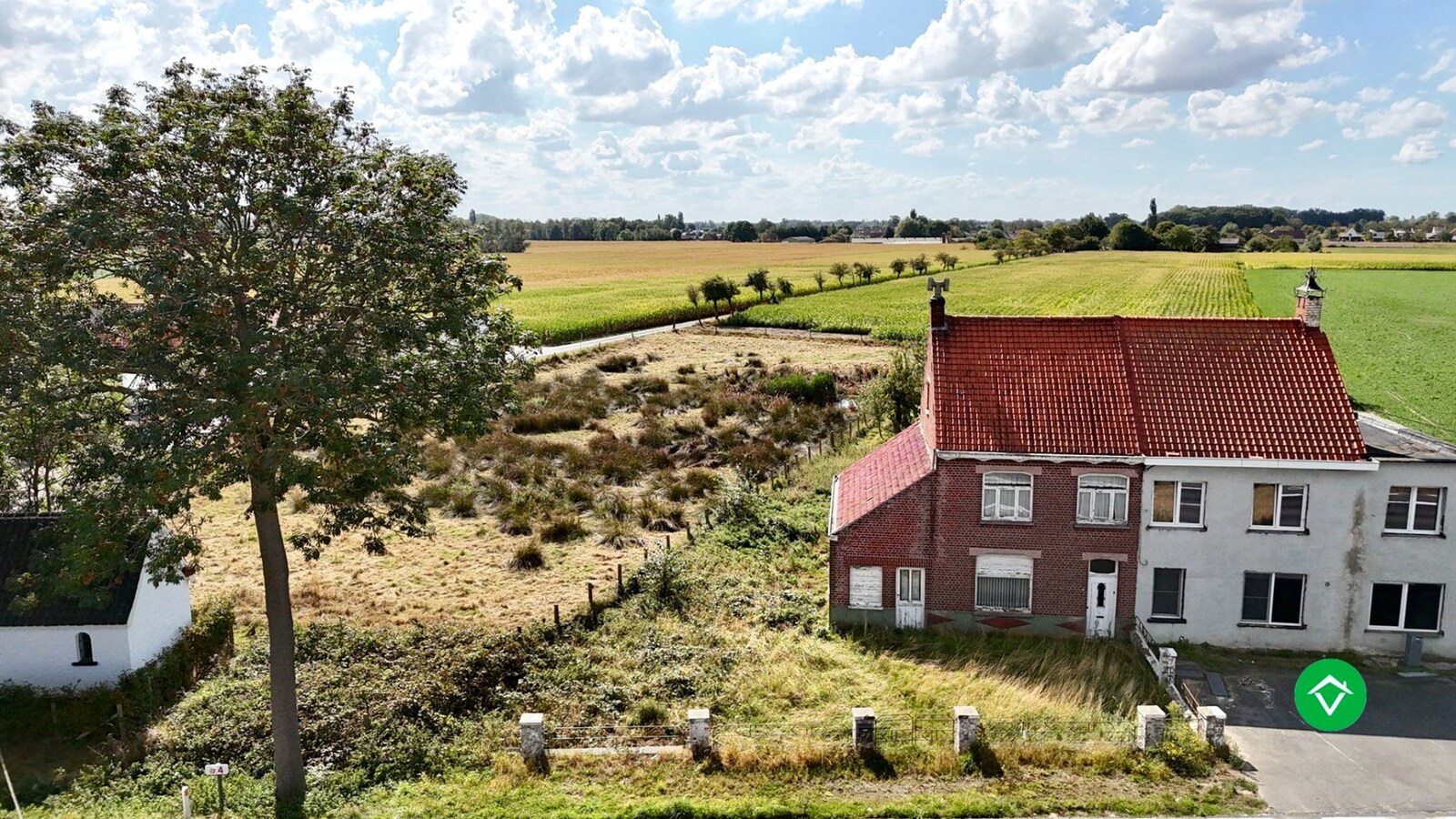 Te renoveren of te slopen woning op ruim perceel van 854 m² in Ichtegem - ideale opportuniteit voor wie wil bouwen of renoveren in een landelijke omgeving. 