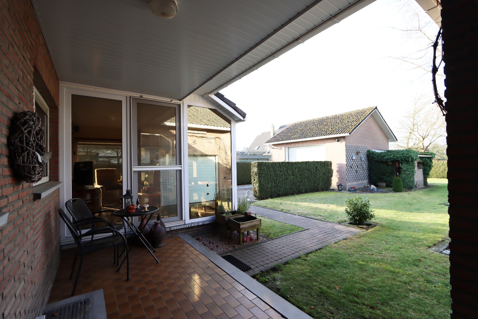 Overdekt en betegeld terras 