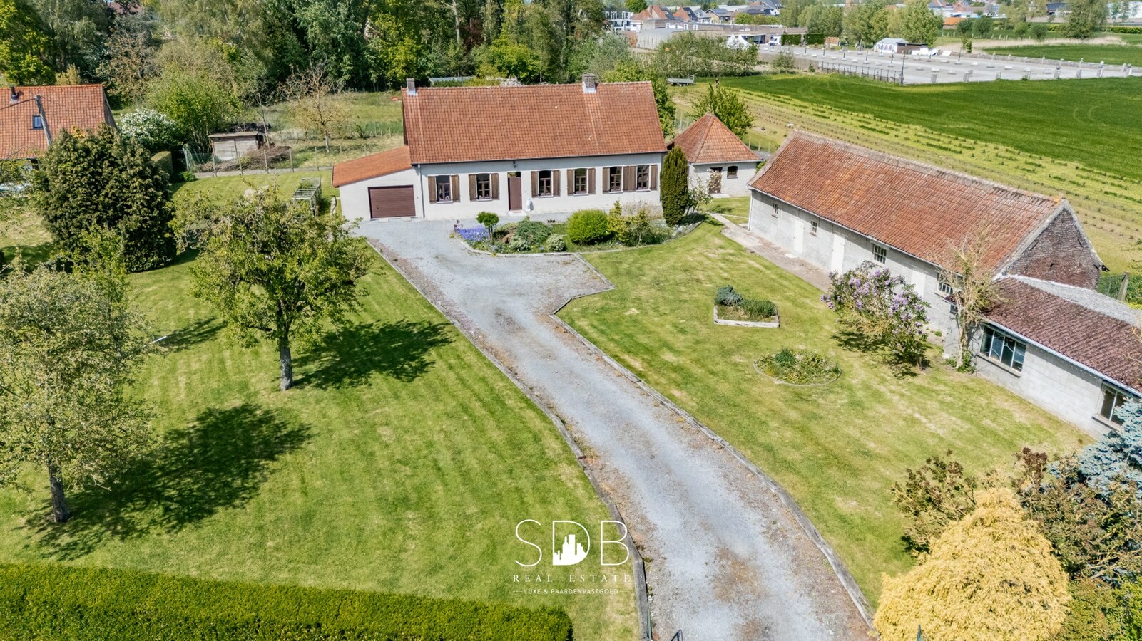 Authentieke hoeve met bijgebouwen en graslanden op 6.664m² met mogelijkheid tot bijkomend grasland op 3.070m² 