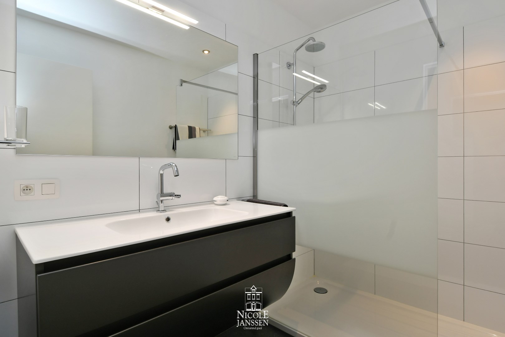 Tweede badkamer met moderne wastafel en een inloopdouche 