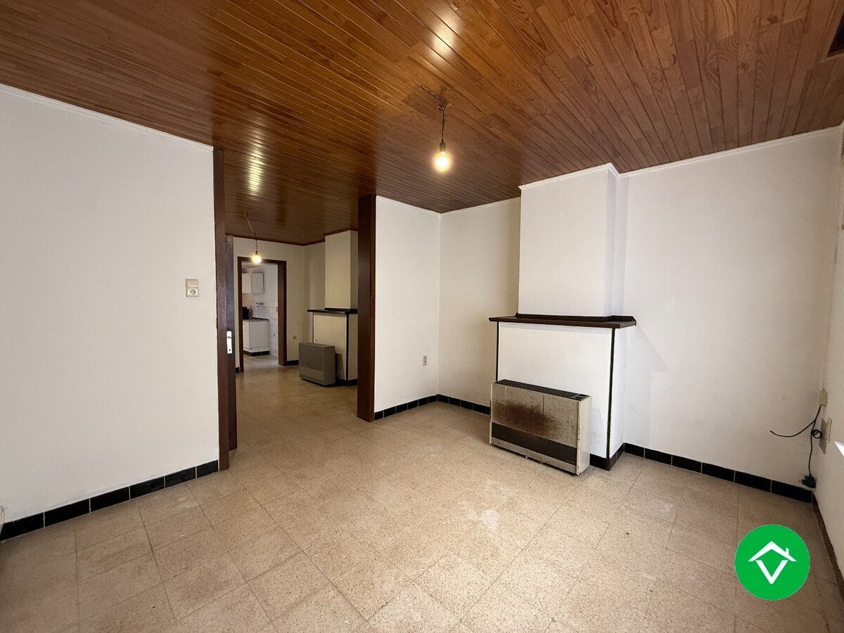 Woning met 3 slaapkamers en koer te centrum Roeselare 