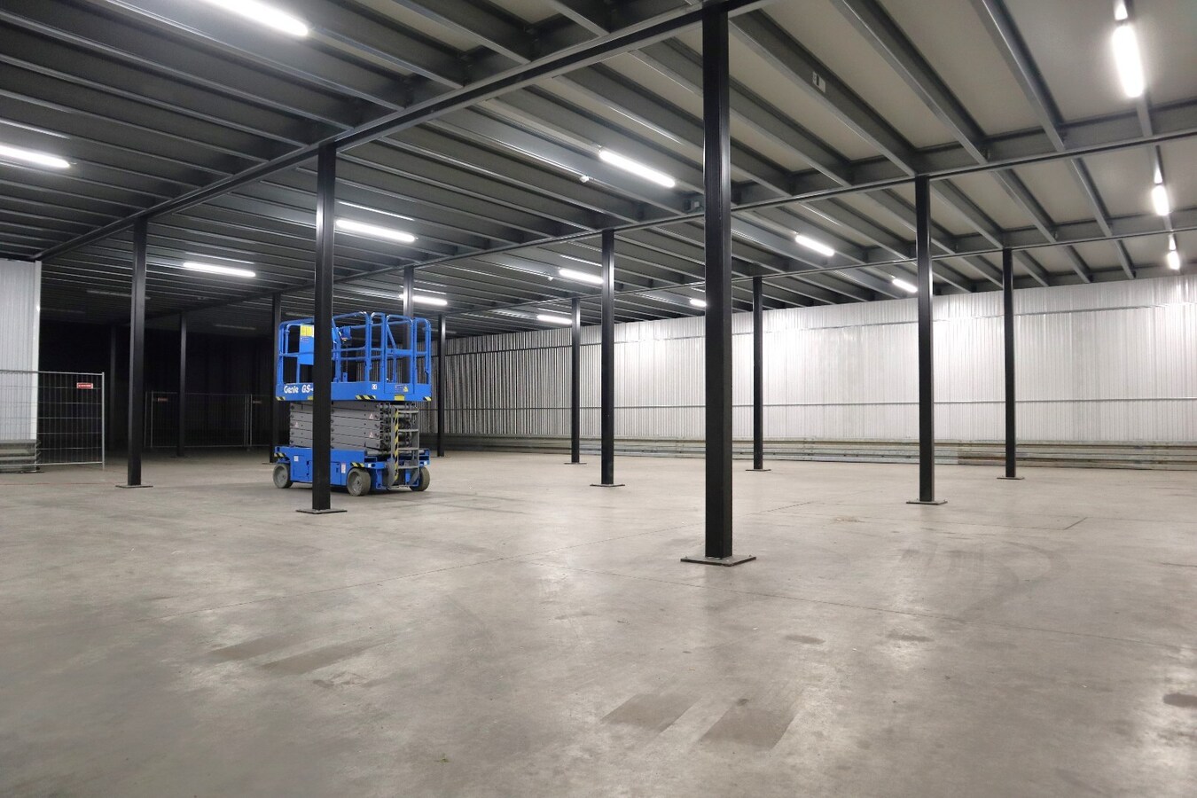 Kantoorruimte 120m² + loods/hangaar/magazijn 775 m² te Boutersem 