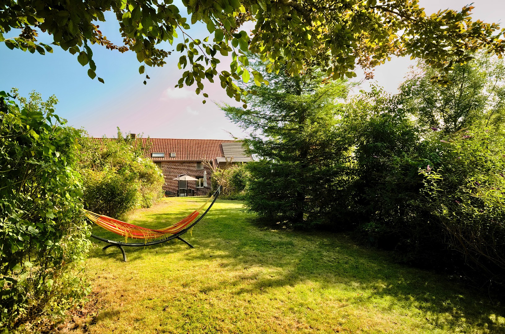 RUSTIG GELEGEN CHARMEHOEVE MET 3 SLAAPKAMERS, GARAGE EN TUIN 