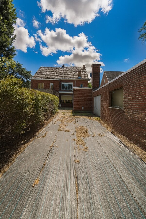 Charmante en ruime halfopen bebouwing met 5 slaapkamers, garage, tuin én topligging in hartje Sint-Niklaas te koop! 