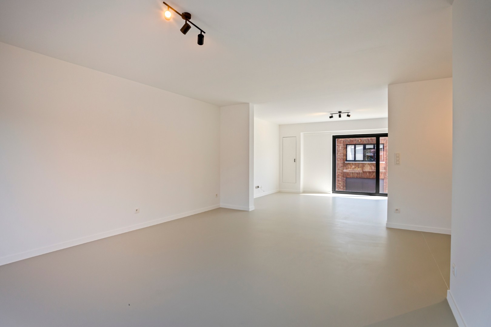 Gerenoveerd ruim en lichtrijk appartement met 2 slaapkamers en ruim terras - EPC label B 