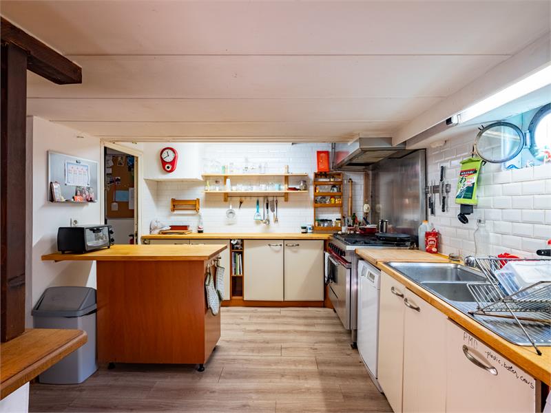 Woonschip met 5 slaapkamers en vaste ligplaats 