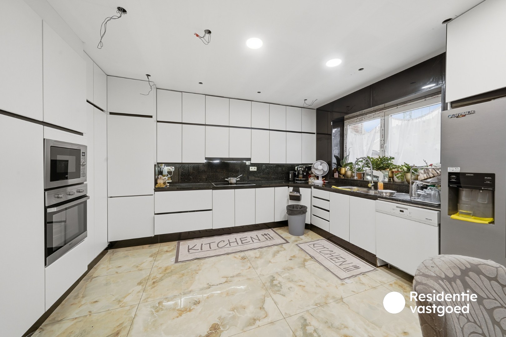 Halfopen woning met tuin en garage te koop 