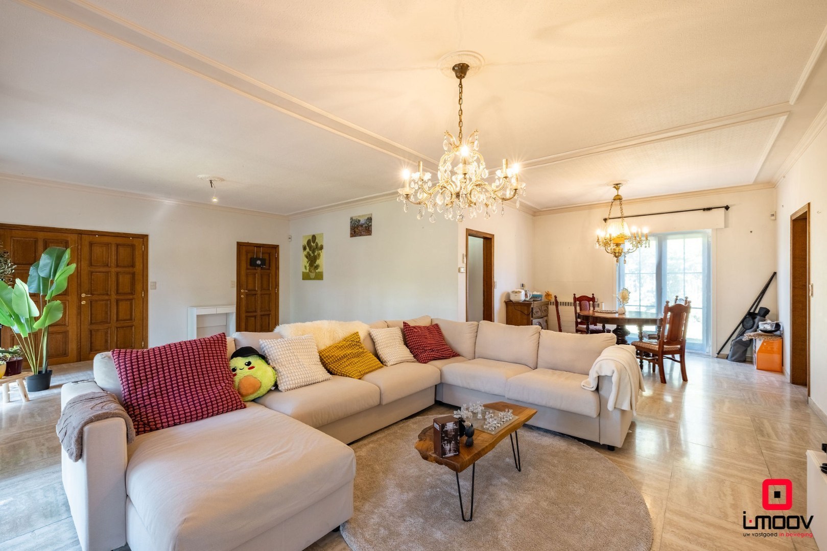 Karaktervolle villa met royale volumes op perceel van 1100m2 nabij de E40 