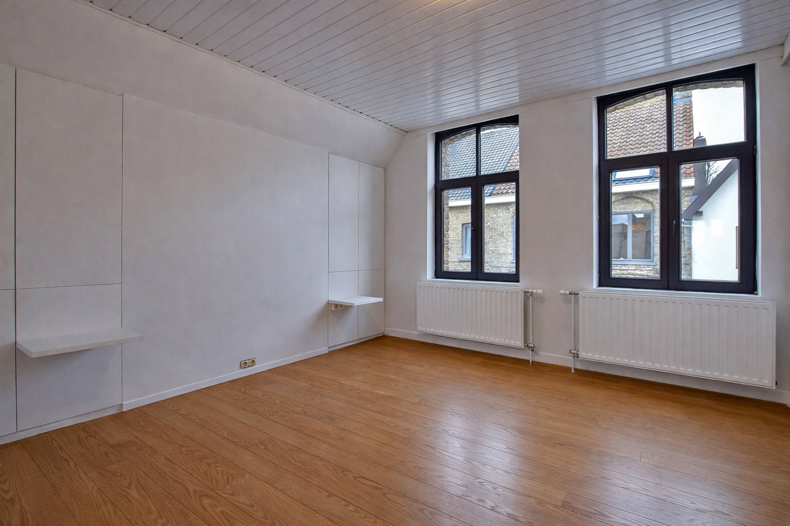 Instapklare gezinswoning met 3 slaapkamers en garage in het centrum van Diksmuide. 