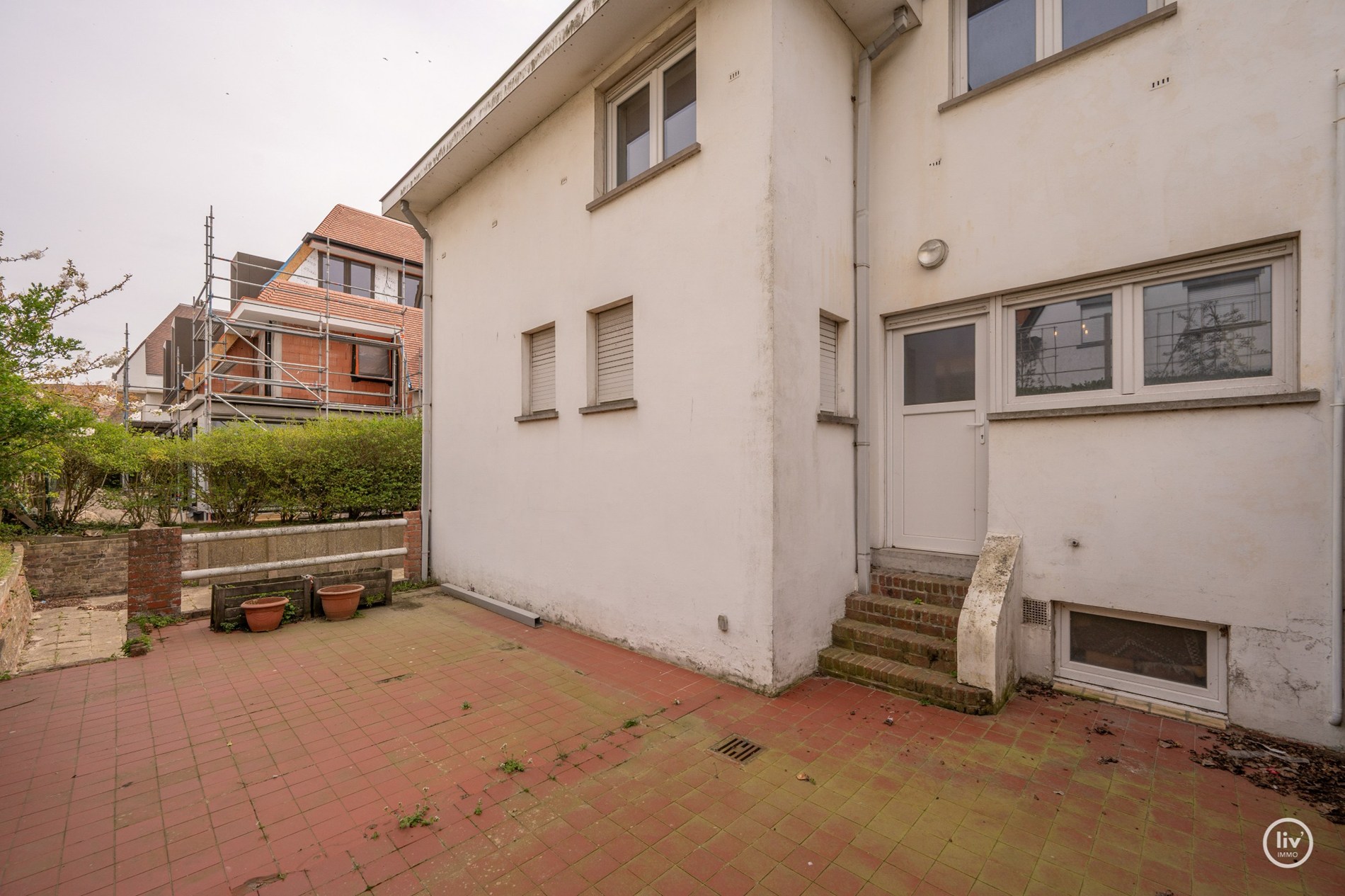 Charmante te renoveren koppelvilla op toplocatie in Knokke, langs de prestigieuze Elizabetlaan en op wandelafstand van strand en casino (met inpandige garagebox) . 