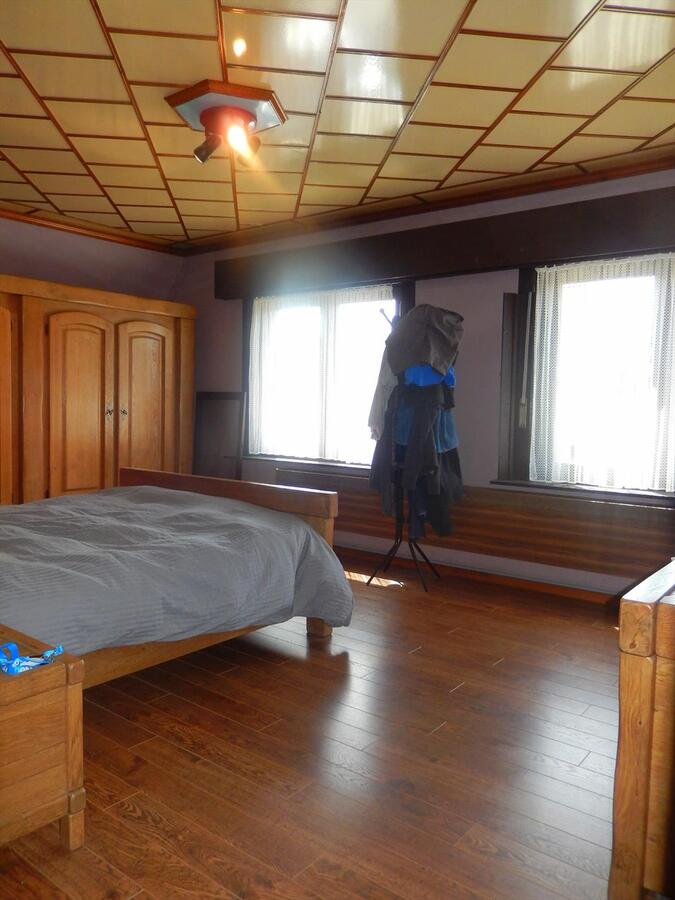 Instapklare woning met grote opslagplaats en 3 garages 